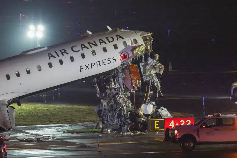 Pesawat Air Canada Tabrak Kendaraan, Dua Tewas dan Puluhan Luka-Luka