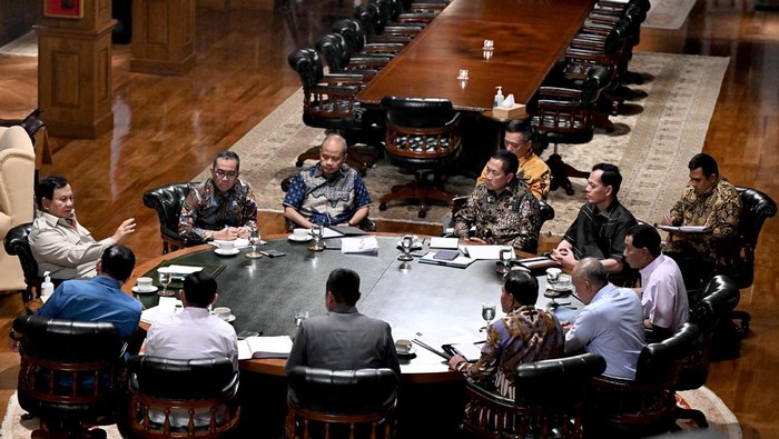 Prabowo Subianto Pimpin Rapat di Hari Libur: Fokus Pendidikan, Geopolitik, dan Mudik