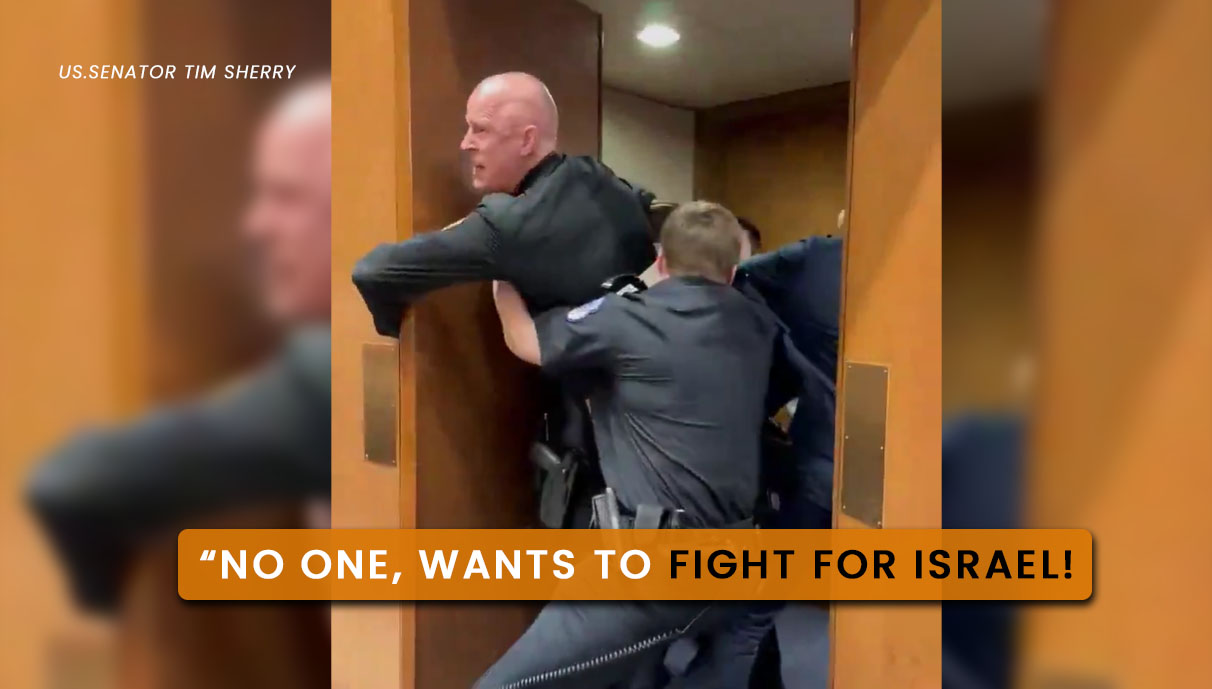 Seorang demonstran anti-perang, Brian McGinnis, berteriak sambil diseret keluar oleh aparat Kepolisian Capitol dengan bantuan Senator AS