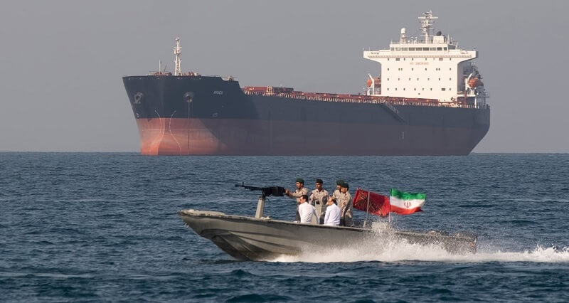 Ketegangan Memuncak di Selat Hormuz: Serangan Kapal, Gangguan GPS, dan Ancaman Houthi Picu Krisis Energi Global