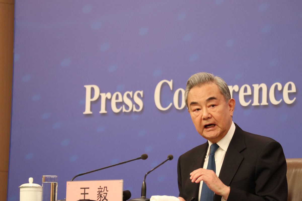 Menlu Tiongkok Desak Gencatan Senjata Segera di Konflik Iran–AS–Israel, Utamakan  Diplomasi, Bukan Kekerasan