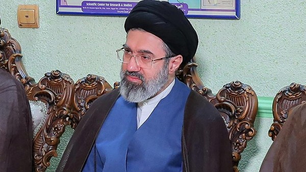 Dari Bayang-bayang Kekuasaan ke Puncak Iran: Siapa Mojtaba Khamenei?