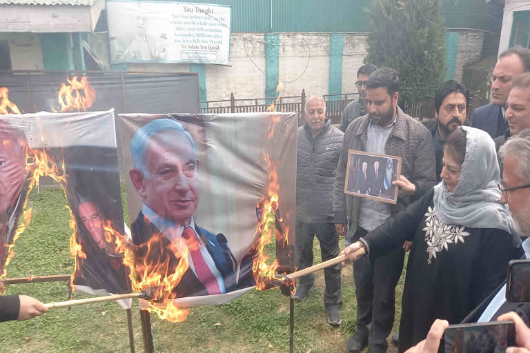 Protes Memanas di Kashmir, Mehbooba Mufti Bakar Poster Netanyahu dan Trump