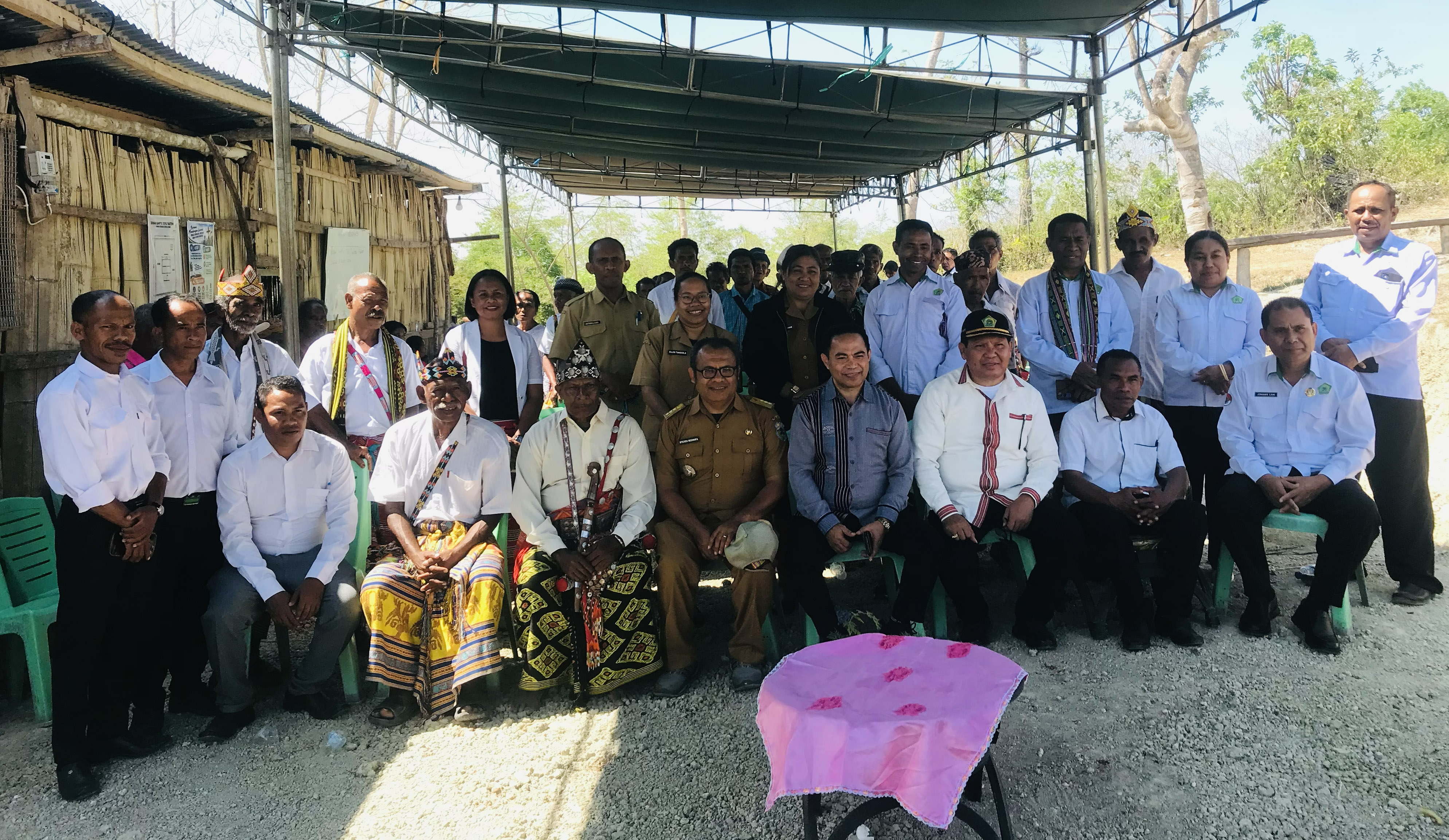 Kasubdit Pendidikan Dasar Ditjen Bimas Kristen Kemenag RI, Kakanwil Kemenag NTT, Camat Amanuban Barat, bersama para tokoh adat dan masyarakat Desa Tublopo mengabadikan momen usai kegiatan uji petik kelayakan SMPTK To'is Taetimu, Selasa (13/10/2026)